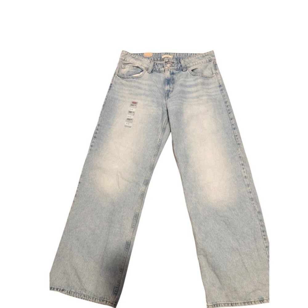 Levi’s light-wash, wide-leg baggy denim jeans with a relaxed fit.